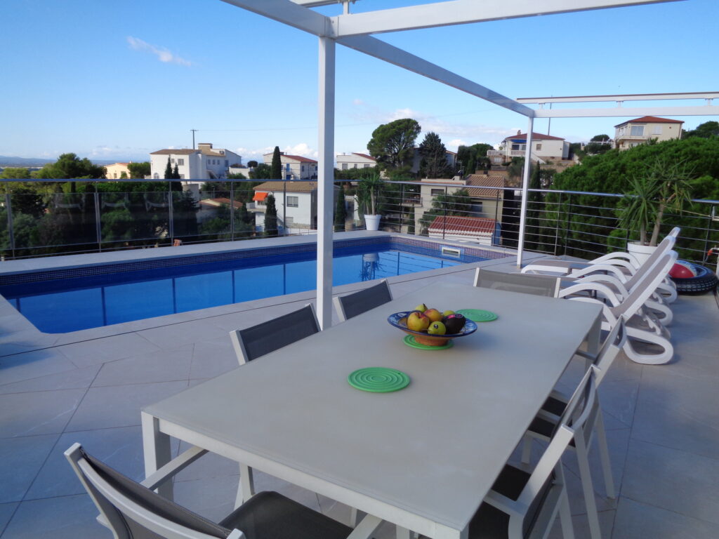 Piscine et terrasse de Villa Blanca